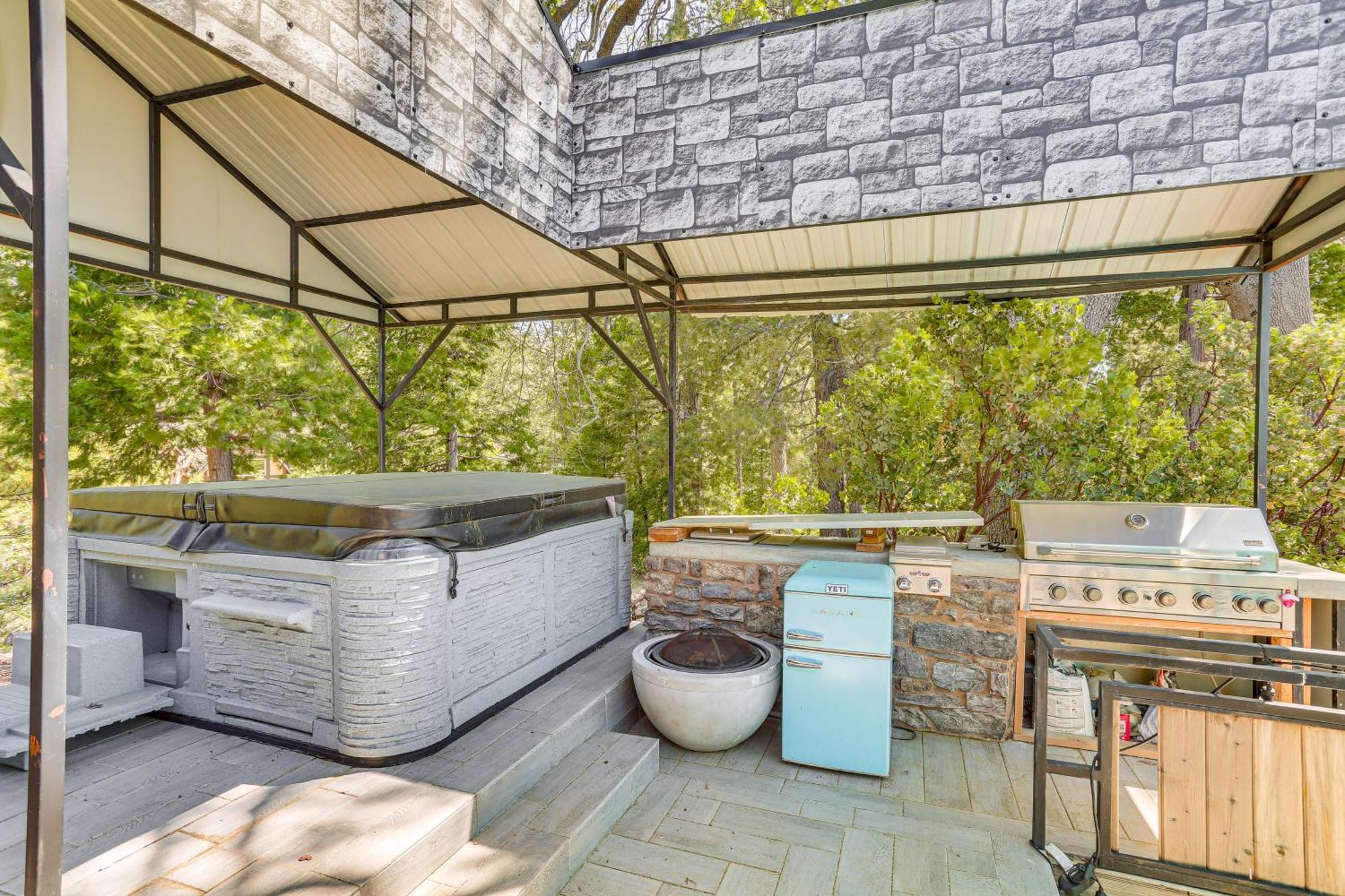 Lake Arrowhead Cabin With Hot Tub And Mountain Views! Exterior photo